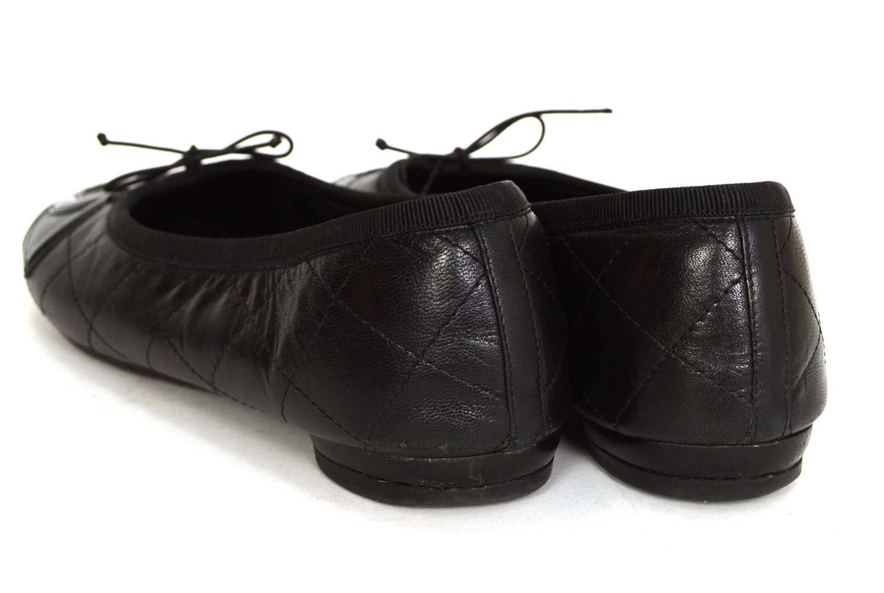 CHANEL Black Quilted Leather Cambon Ballet Flats sz 38 In Excellent Condition In New York, NY