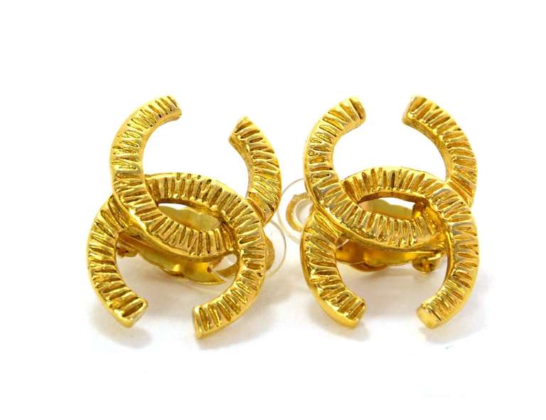 Goldtone circle ribbed textured CC earrings

    Made in France circa 1970s-1980s
    Features clip closure
    Stamped CHANEL MADE IN FRANCE on oval plaque 

Width: 1.25