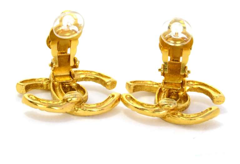 Chanel '70s/'80s Goldtone XL Ribbed CC Earrings In Excellent Condition In New York, NY