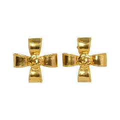 Chanel 1997 Gold Plated Ribbon Clip on Earrings w Center CC