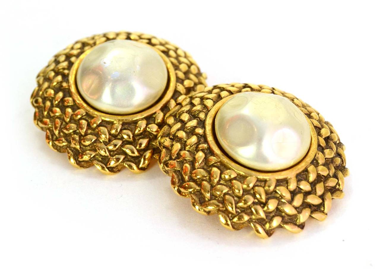 Chanel Vintage '90s Textured Gold & Pearl Clip On Earrings
Features zigzag detailing at edges
Made in: France
Year of Production: 1990-1992
Stamp: Chanel CC Made in France
Closure: Clip on
Color: Goldtone and ivory
Materials: Metal and
