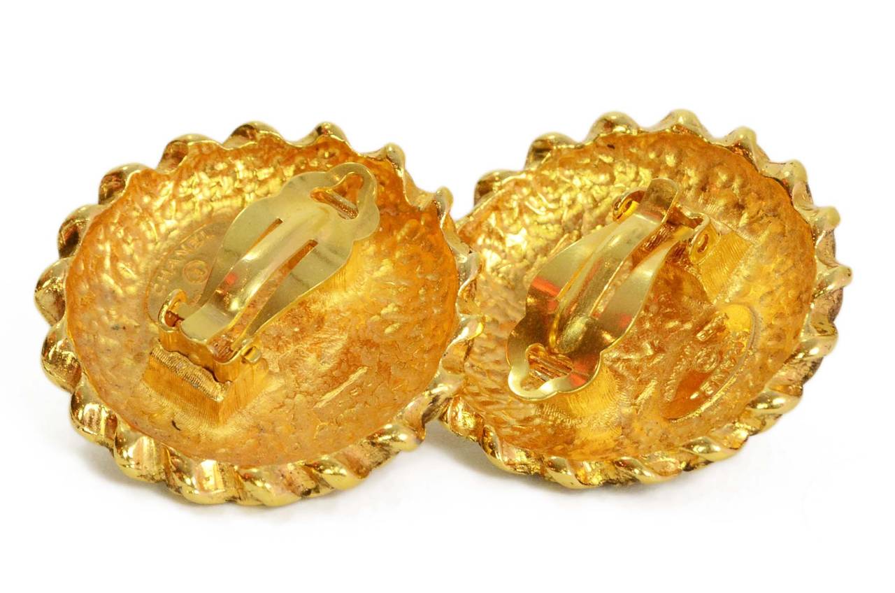 CHANEL Vintage '90s Textured Gold & Pearl Clip On Earrings In Excellent Condition In New York, NY