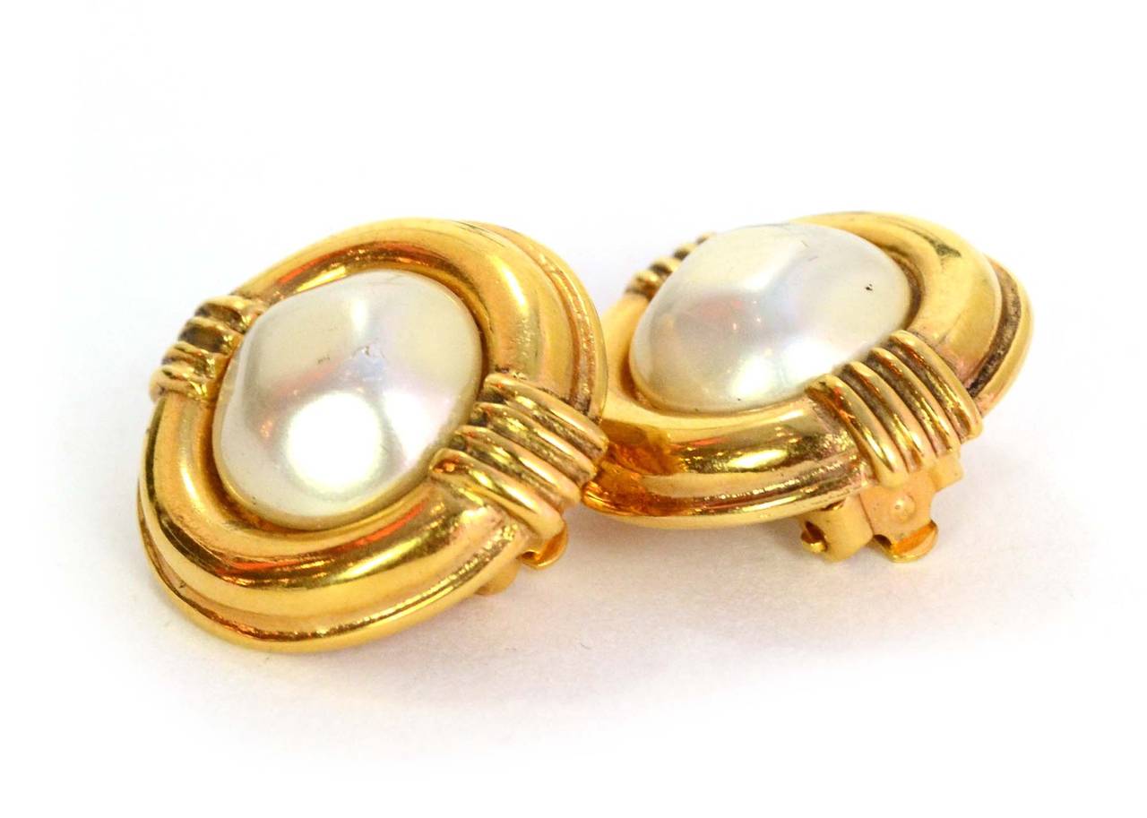 Chanel Vintage '86 Gold & Pearl Small Clip On Earrings
Made in: France
Year of Production: 1986
Stamp: 2 CC 3
Closure: Clip on
Color: Goldtone and ivory
Materials: Metal and faux pearl
Overall Condition: Excellent
