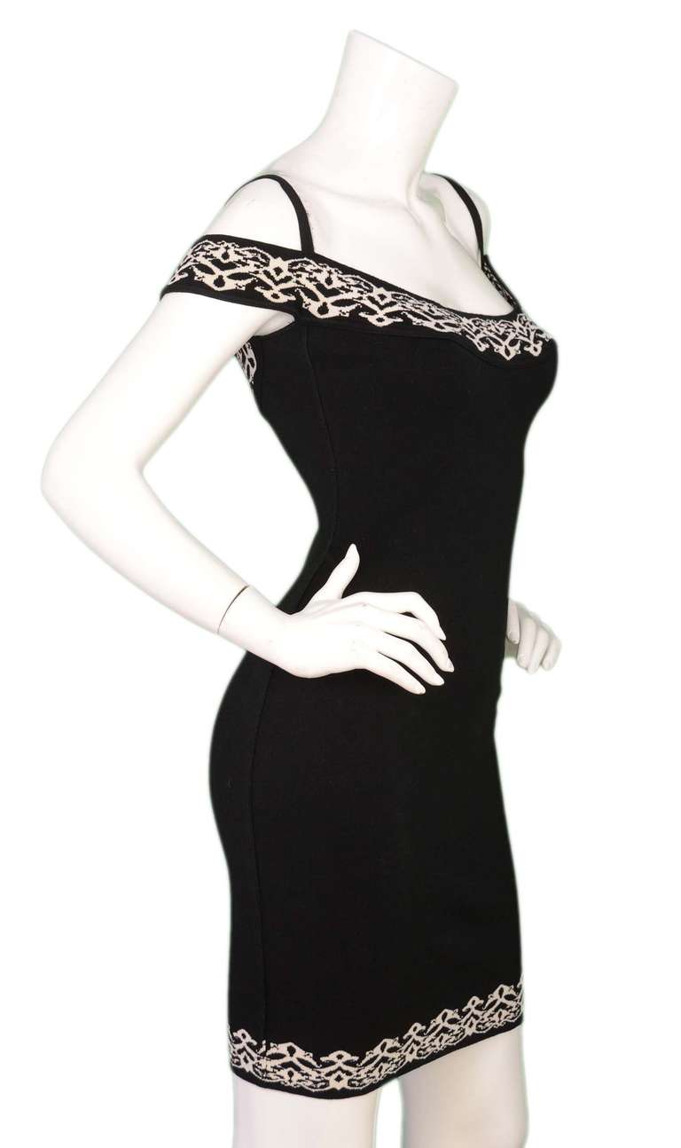 Stretch cotton with sexy off the shoulder detail.
Black and white trim at shoulders and hem.
Black shoulder straps.
Fitted, body con style.
Stitched darts to accentuate the hips.