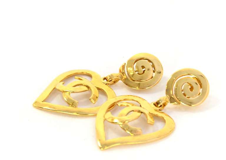 Gold plated
Swirl design on clip
Large dangling heart with center CC
Stamped CHANEL 95 CC P MADE IN FRANCE
Excellent vintage condition with slight surface scratches throughout

Earring is 2.5