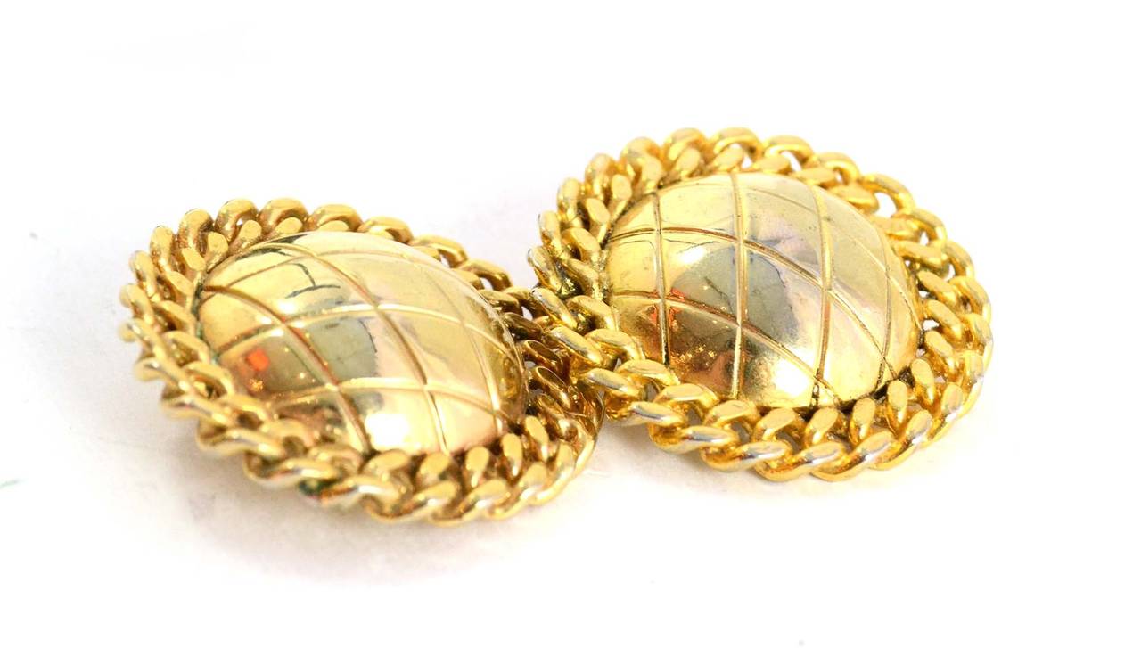 Chanel Vintage '50s-'60s Quilted Gold Disc Clip On Earrings
Features goldtone chain link detailing around quilted discs
Year of Production: 1950's-1960's
Stamp: CHANEL
Closure: Clip on
Color: Goldtone
Materials: Metal
Overall Condition: Very