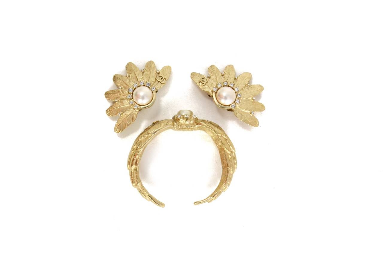 Chanel Pale Gold Pearl Cuff & Clip On Earrings Set
Features small crystals and CCs
Note: These were press pieces from a former Chanel employee and because of this, do not have a date stamp
Closure: Cuff- none, Earrings- clip on
Color: Light goldtone