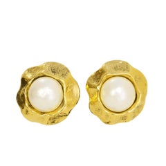 CHANEL Vintage '50s-'60s Hammered Gold & Pearl Clip On Earrings