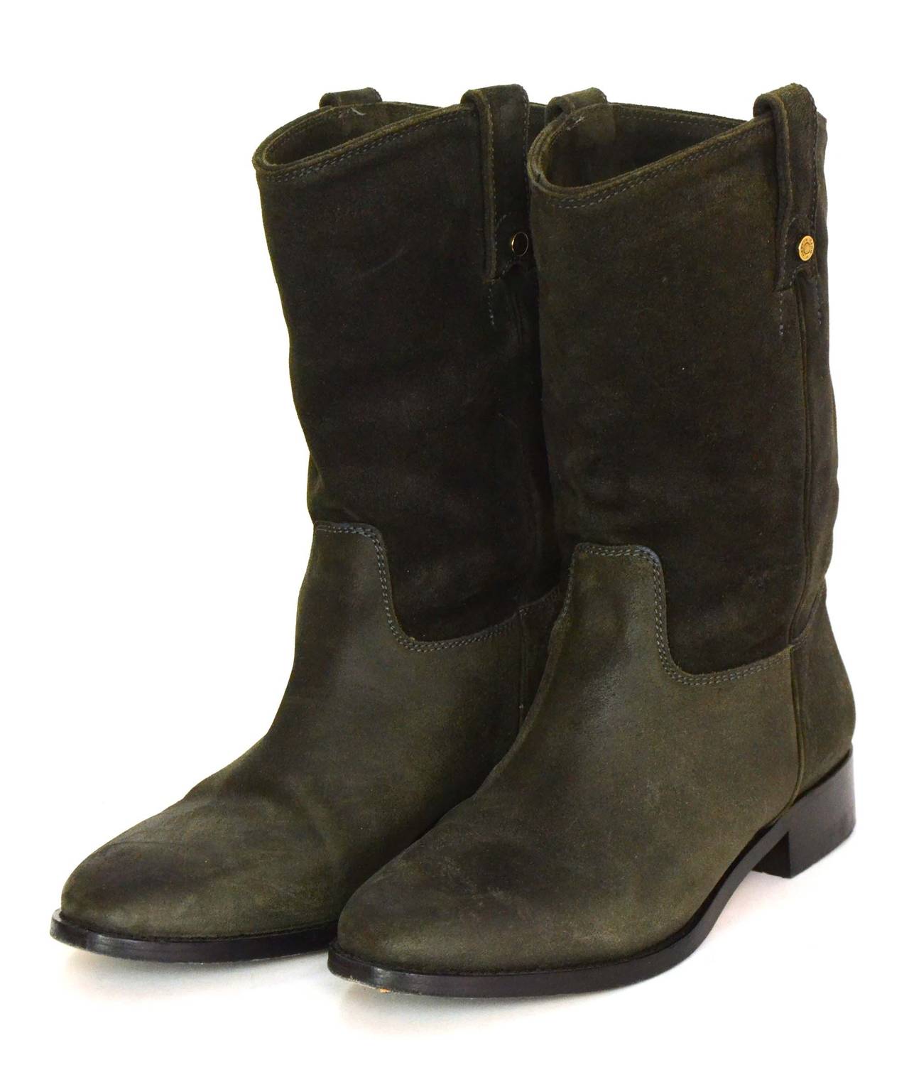 Jimmy Choo Grey Suede Mid-Calf Boots
Features copper Jimmy Choo name plate on heels of boots
Made in: Italy
Color: Grey
Composition: Suede
Sole Stamp: Jimmy Choo London Made in Italy 38
Closure/opening: Pull on
Overall Condition: Excellent