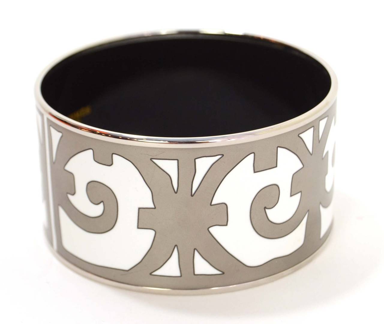 Hermes White & Silver Fleur de Lis Print Enamel Extra Wide Bangle
Made in: France
Stamp: Made in France +O
Closure: None
Color: White, silver and black
Materials: Metal and enamel
Overall Condition: Excellent with the exception of some