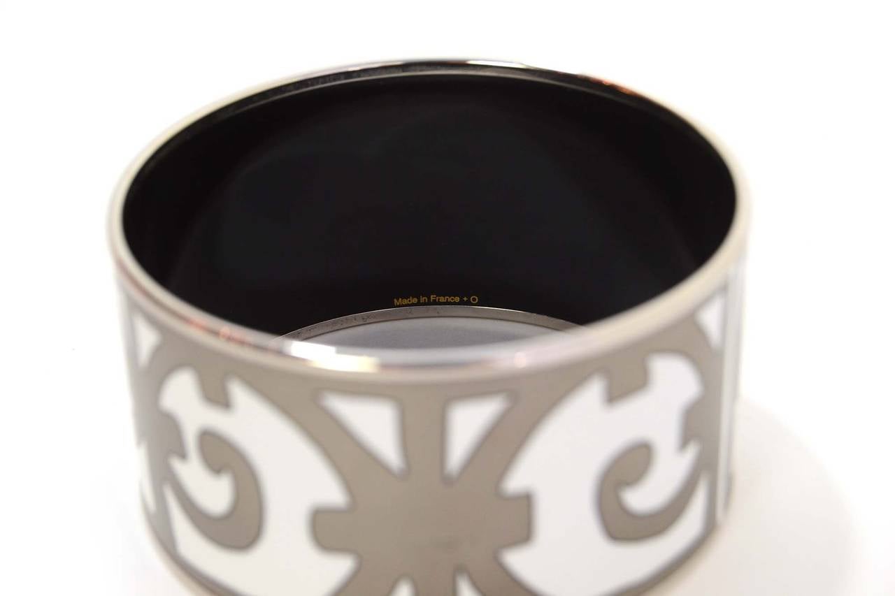 HERMES White & Silver Fleur de Lis Print Enamel Extra Wide Bangle sz 70 In Excellent Condition In New York, NY