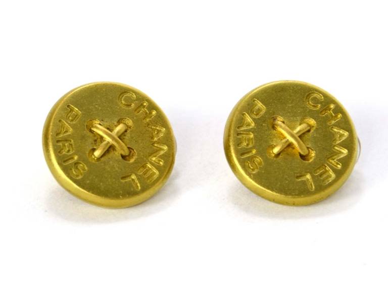 Chanel Gold Button Clip-on Earrings
Age: 1994
Made in France
Materials: metal
Style: Clip-ons/Hoops
Diameter: 0.75