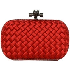 Bottega Veneta - Pochette en satin rouge à nœuds tissés avec bordure en serpent Ayers - 1 450 $