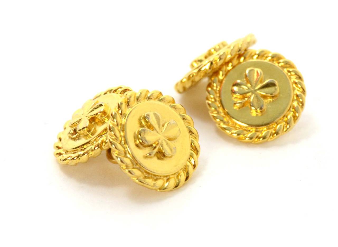 Chanel Vintage Gold Clover Round Cufflinks
Features intricate design surrounding four leaf clover
Year of Production: 1950s-1960s
Stamp: 