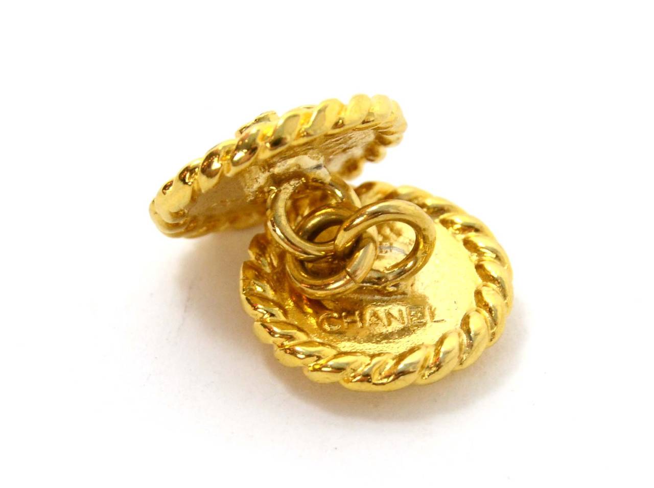 CHANEL Vintage Gold Clover Round Cufflinks In Excellent Condition In New York, NY