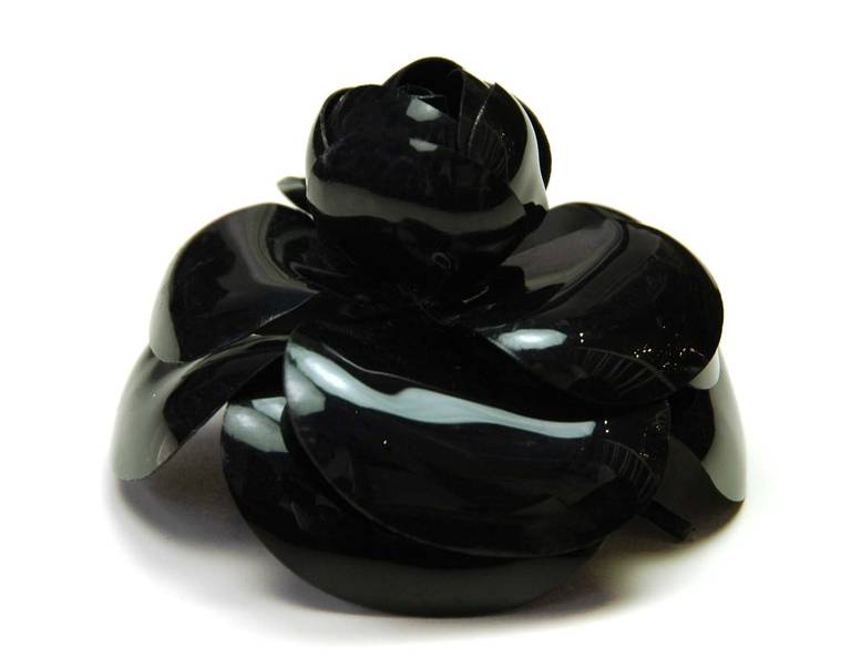 A classic Chanel accessory that can be worn in a number of ways.
c.1990-1992
Made in shiny black plastic
Oversized camellia flower