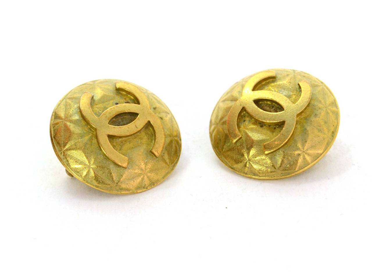 Chanel Vintage '95 Quilted Gold CC Clip On Earrings 

Made In: France
Year of Production: 1995
Color: Goldtone
Materials: Metal
Closure: Clip on
Stamp: 95 CC P
Overall Condition: Excellent vintage, pre-owned condition with the exception of