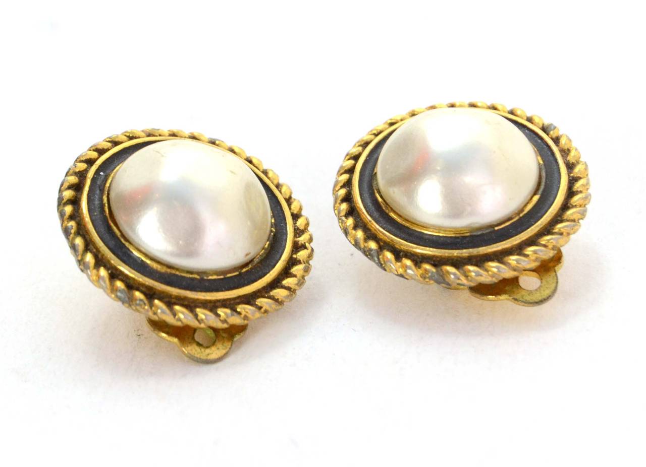 Chanel Vintage '50s-'60s Pearl Clip On Earrings
Features braided goldtone metal framing faux pearls
Year of Production: 1950s-1960s
Color: Ivory and goldtone
Materials: Faux pearl and metal
Closure: Clip on
Stamp: CHANEL
Overall Condition:
