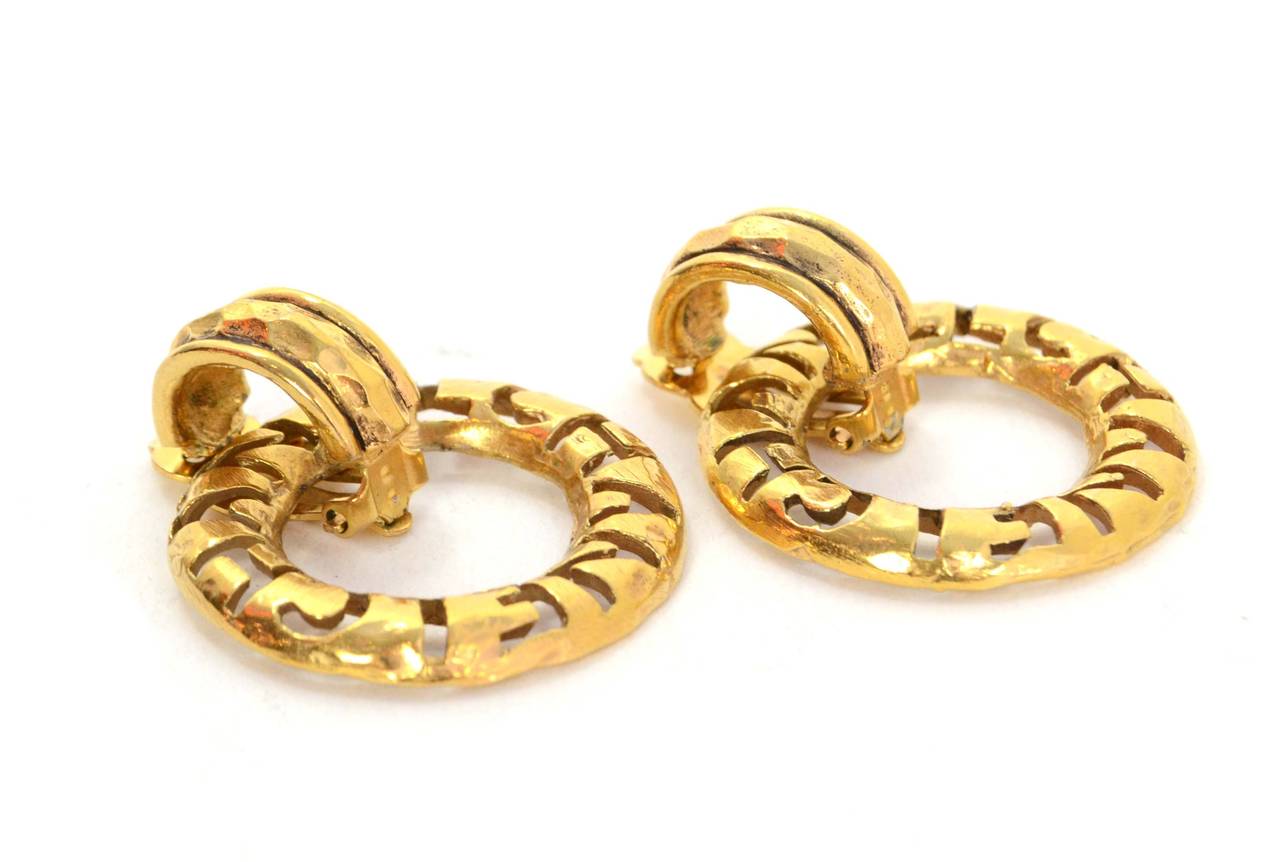 Chanel Vintage '90 Hammered Gold Detachable Hoop Clip On Earrings In Excellent Condition In New York, NY