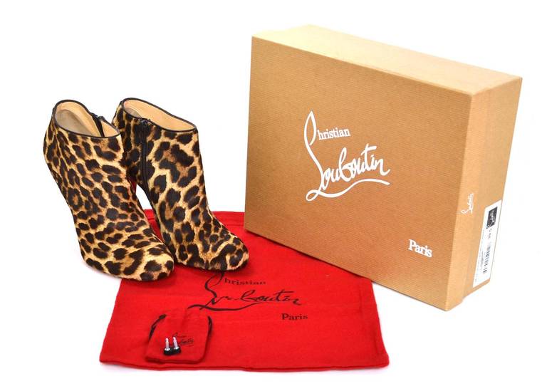 Christian Louboutin Leopard Print Pony Hair Booties sz39.5
Made in Italy
Tan and brown leopard print ponyhair
Black leather trim
Natural leather lining
Signature red leather sole
Side zip
Round toe
Hidden platform
marked size 39.5 and