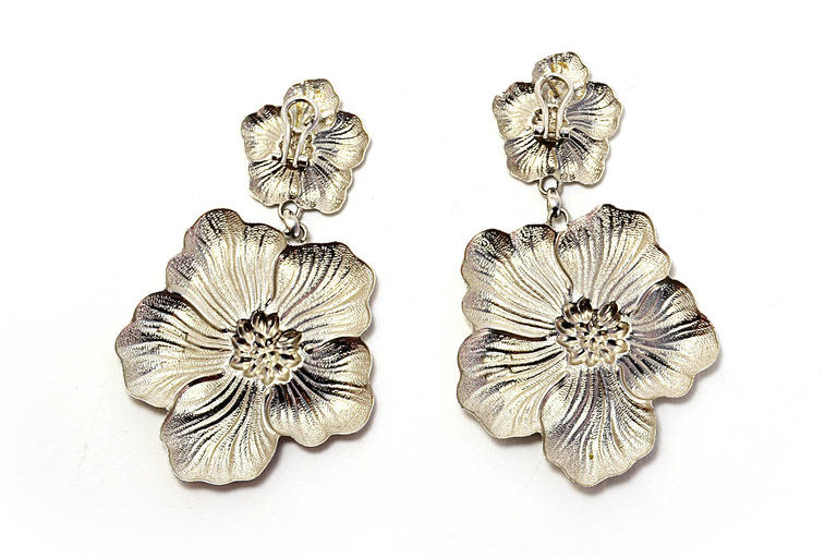 Handmade in Italy
Featured signature gardenia blossoms
Sterling silver with 18K gold accents
Stamped 925
Pierced backs with Omega clasp
Includes Buccellati box

Measurements:
2.4