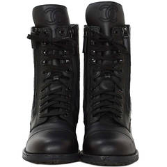 Chanel Bottes de combat en cuir noir avec. CC surpiqué & Bordure matelassée sz41 rt.$1425
