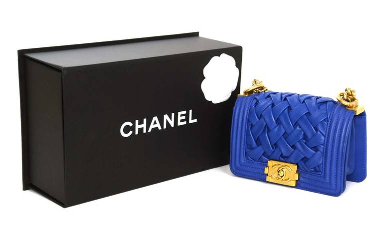 Age: 2013 Made in France

Materials: Leather with beige textile lining and goldtone hardware

Hologram sticker: 17382893

Interior has one flat pocket

Interior stamped CHANEL MADE IN FRANCE

Comes with Chanel box and dust bag

This