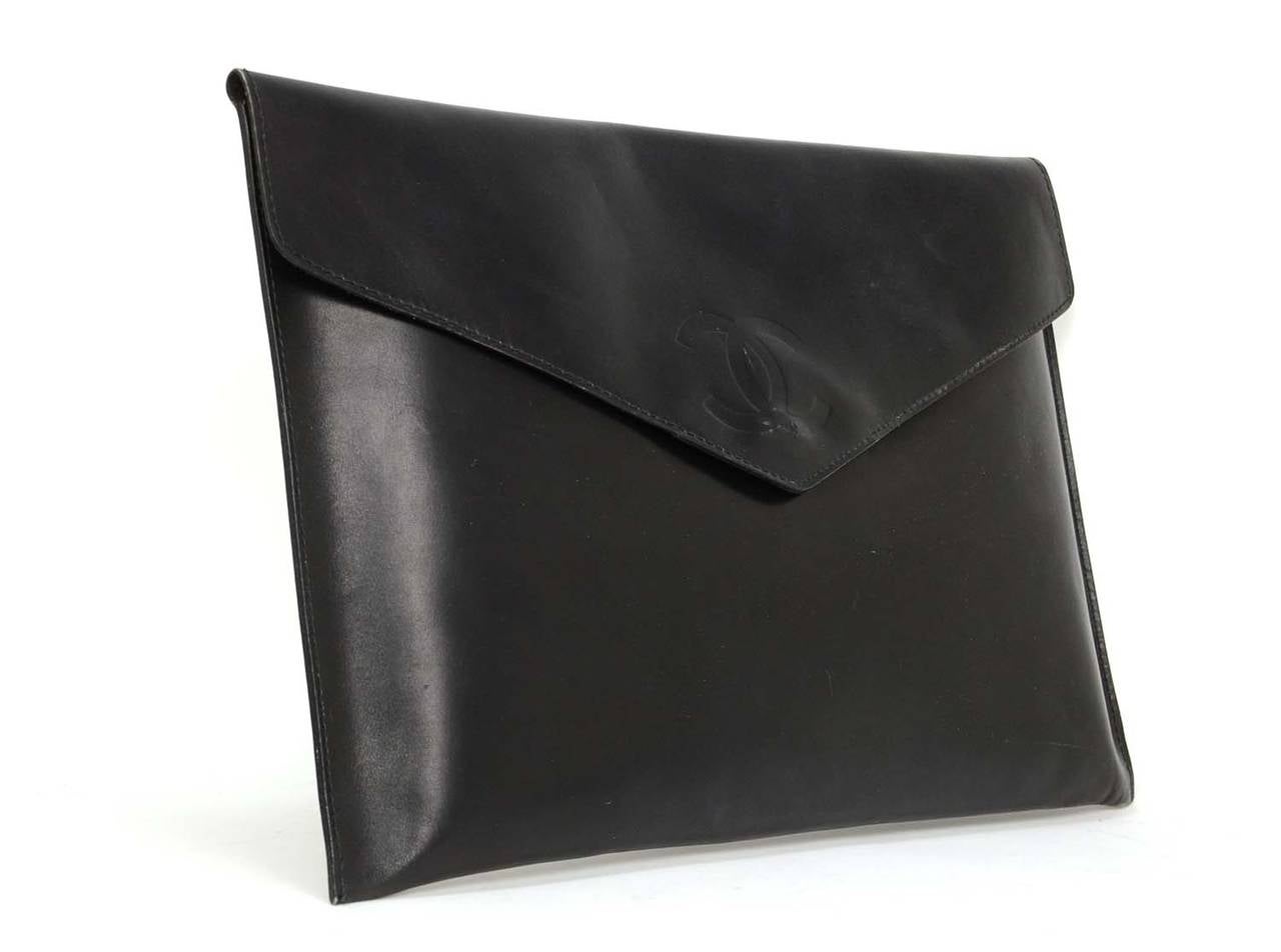 Envelope style portfolio/clutch
Smooth black leather with embossed CC on flap
Secures with concealed magnetic snap
Unlined
Hologram sticker reads 791846