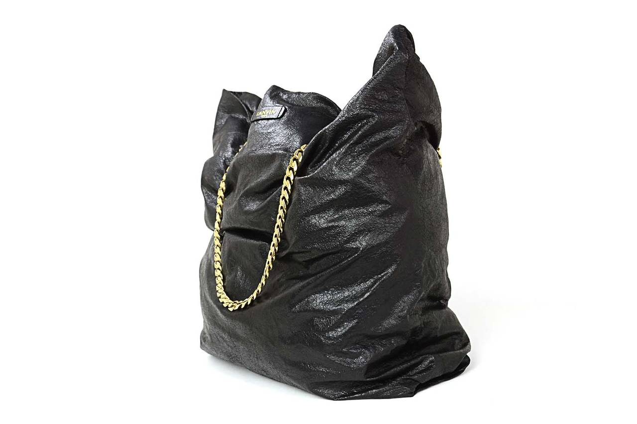 Features leather tag sewn on to front of the bag with LANVIN PARIS written in gold lettering

-Made in: Italy
-Year of Production: 2014
-Color: Black
-Materials: Crinkled lambskin
-Hardware: Goldtone
-Lining: Gold textile
-Serial Number: