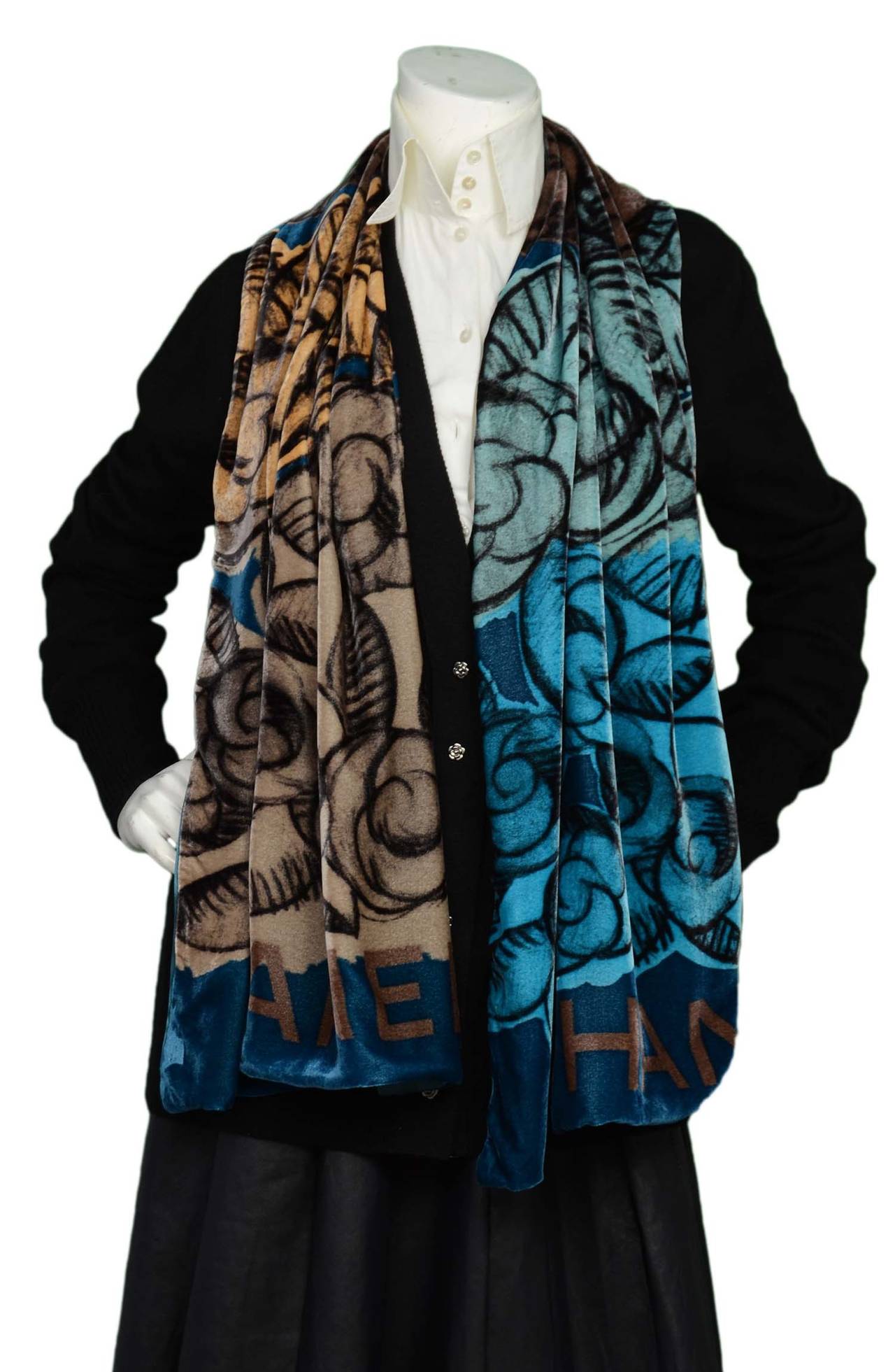 Features floral painted design with CHANEL written in brown letters at both ends of shawl. Back of shawl is solid teal shiny silk that can be worn for a simpler/dressier look.
-Made in: Italy
-Colors: Blue, brown, peach, black
-Composition: Front
