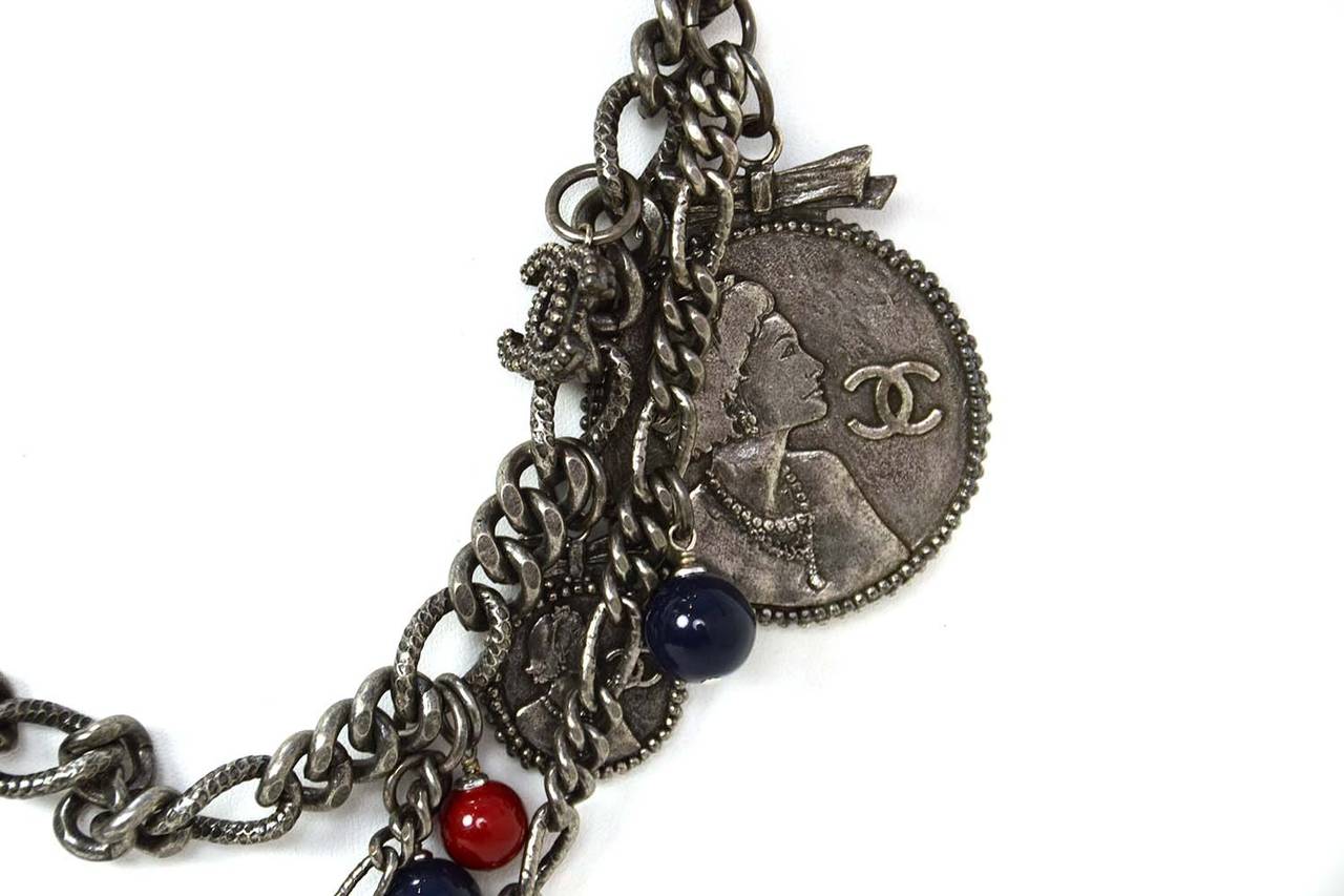CHANEL Antiqued Silver Chain Link Belt W/ CC Cameo Charms and Red & Navy Beads In Excellent Condition In New York, NY