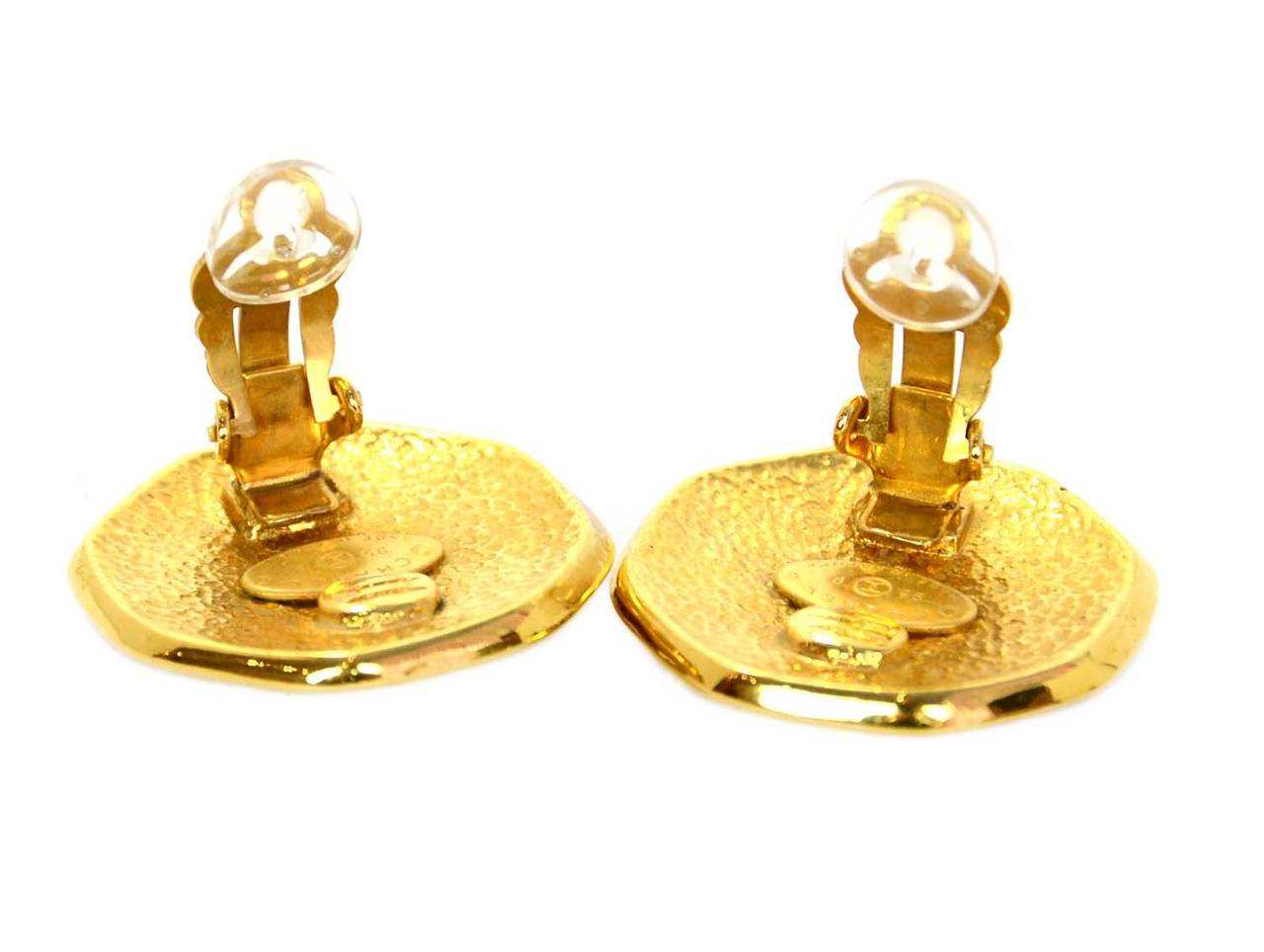 Chanel Octagonal Shaped CC Clips

-Made in: France
-Year of Production: 1995
-Materials: Goldtone metal
-Stamps: CHANEL 95P MADE IN FRANCE
-Closure: Clip closure
-Overall Condition: Excellent vintage condition 

Measurements
Total Length: