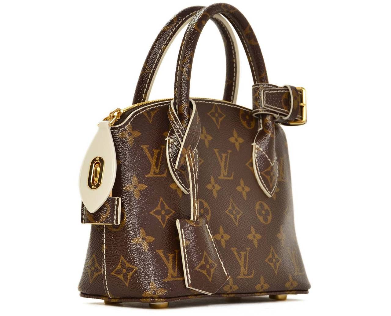 Louis Vuitton Monogram FETISH LOCKIT BB Bag
Age: c. 2011
Made in France
Materials: coated canvas, resin, goldtone meta.
lnterior slip pocket
Top zipper closure with white resin zipper pull
Strap for attachment to luggage
Blind date stamp: