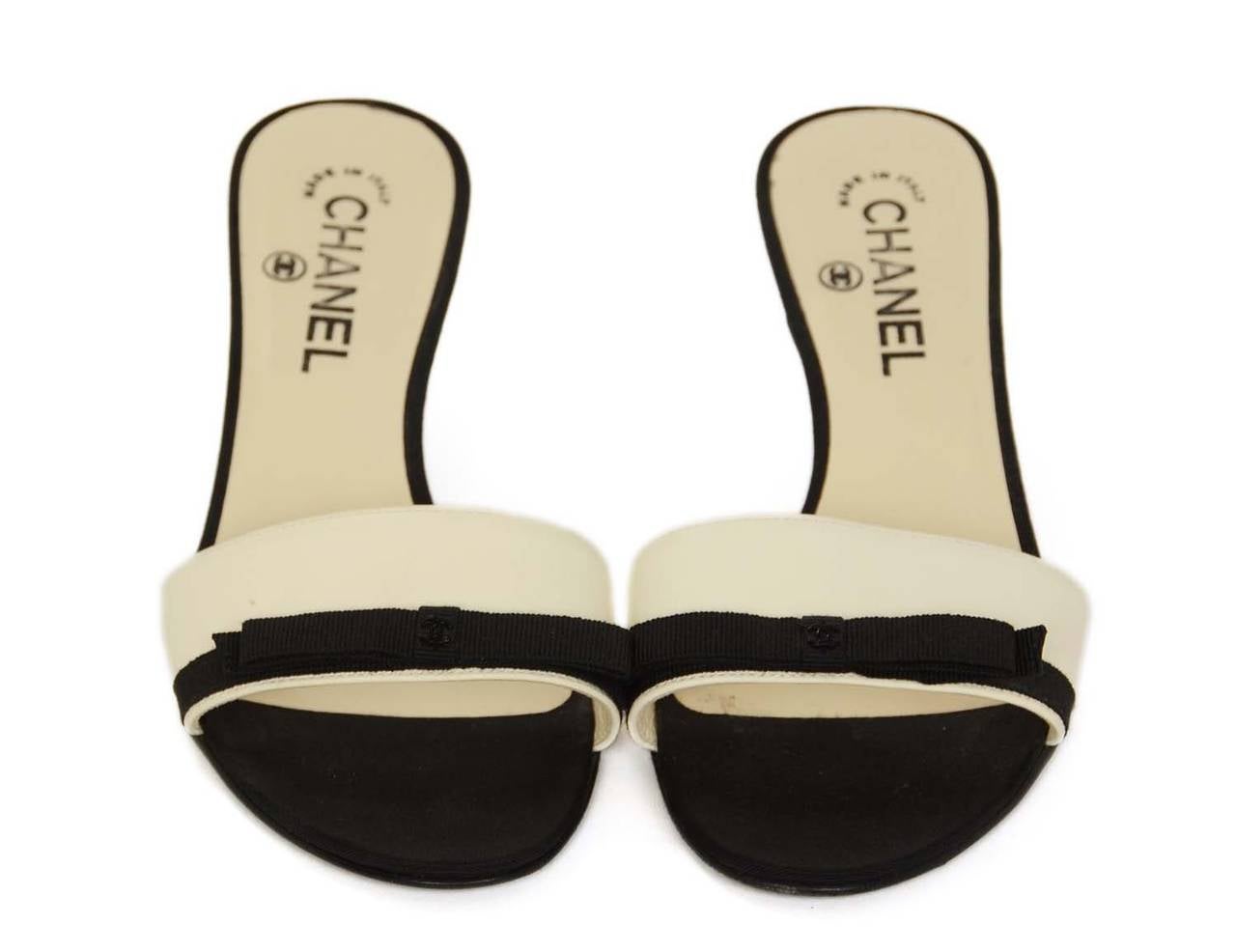 Chanel Black/Cream Mules W/Grosgrain Bow Sz 38

    Made in Italy
    Materials: leather, grosgrain
    Stamped 