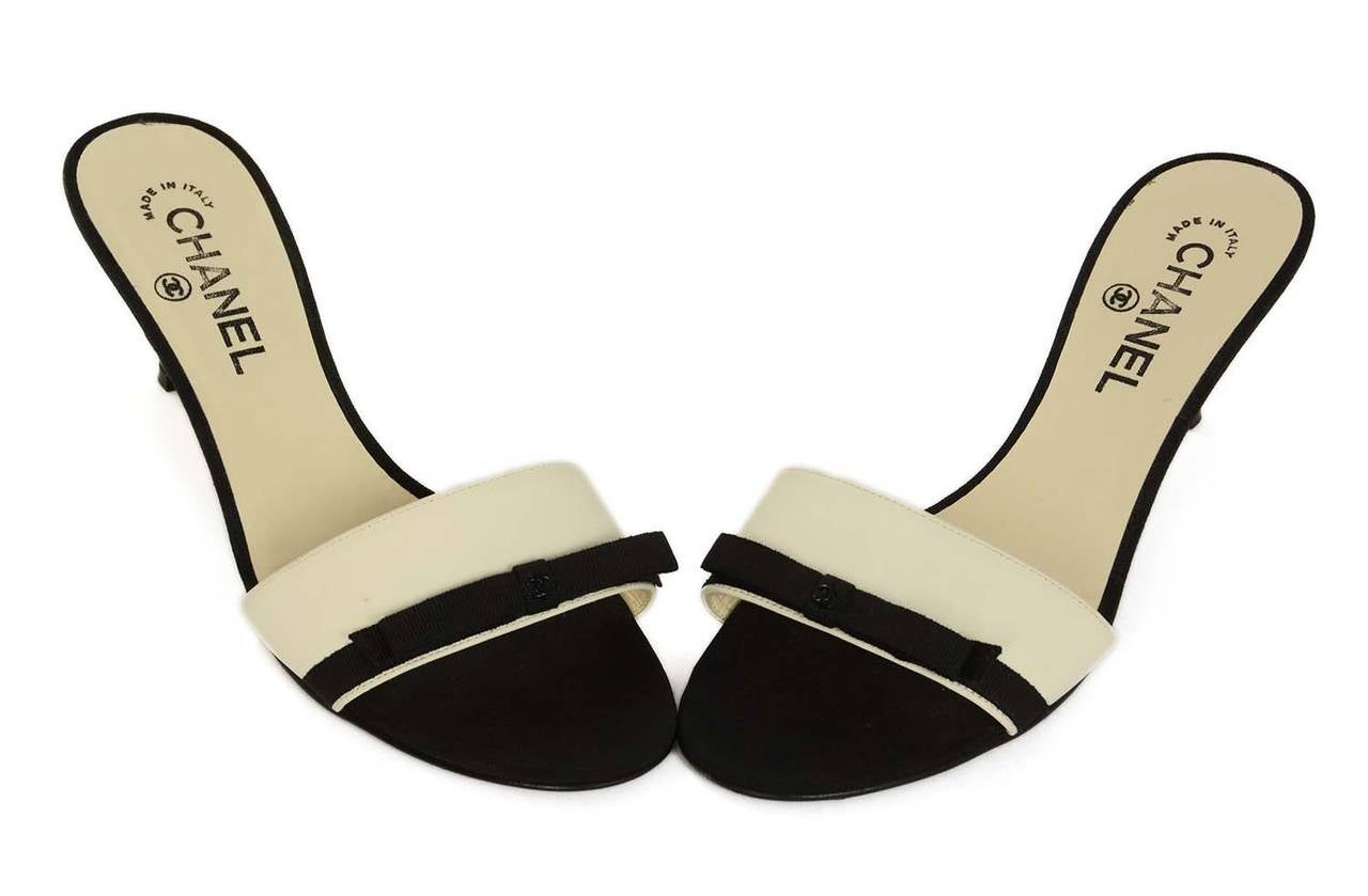CHANEL Black/Cream Mules W/Grosgrain Bow Sz 38 In Excellent Condition In New York, NY