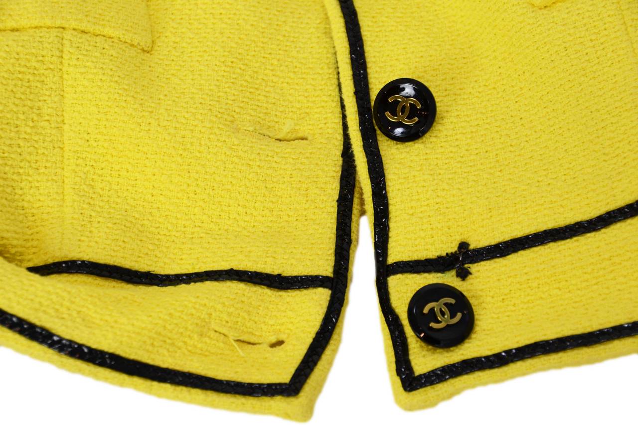 CHANEL '95 Yellow Shortsleeve Cropped Jacket w/ Black Trim sz 36 In Excellent Condition In New York, NY