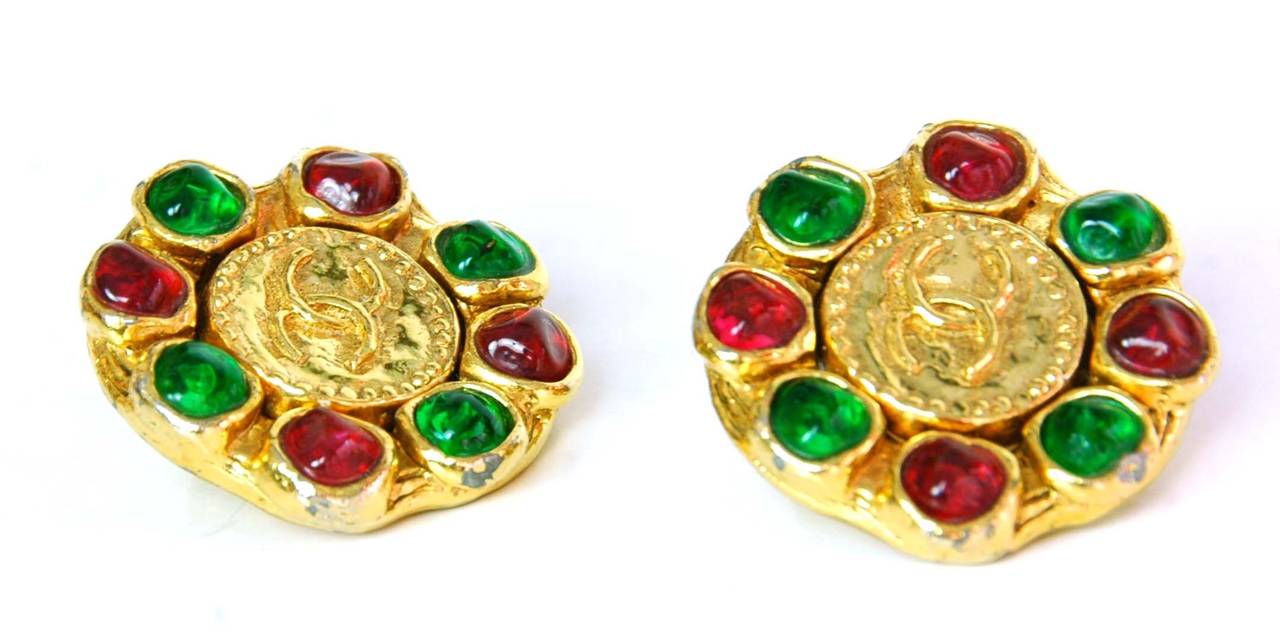 Chanel Vintage '70s-'80s Gold & Gripoix Clip On Earrings
Features CC in center surrounded by red and green gripoix
Made In: France
Year of Production: 1970's - 1980's
Color: Red, green and goldtone
Materials: Metal and poured glass
Closure: