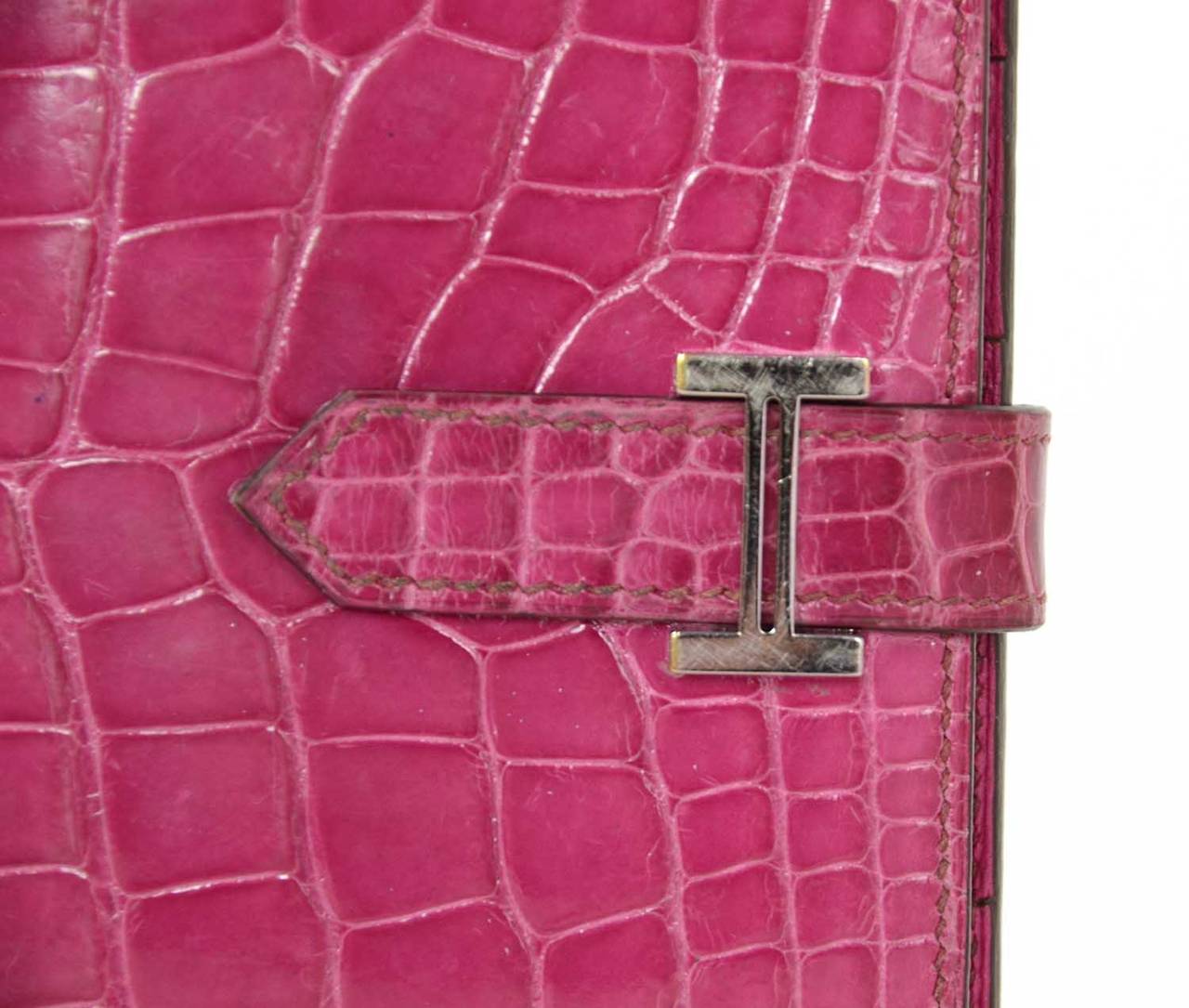 HERMES '05 Pink Rose Tyrien Glazed Alligator Bearn H Wallet PHW In Good Condition In New York, NY