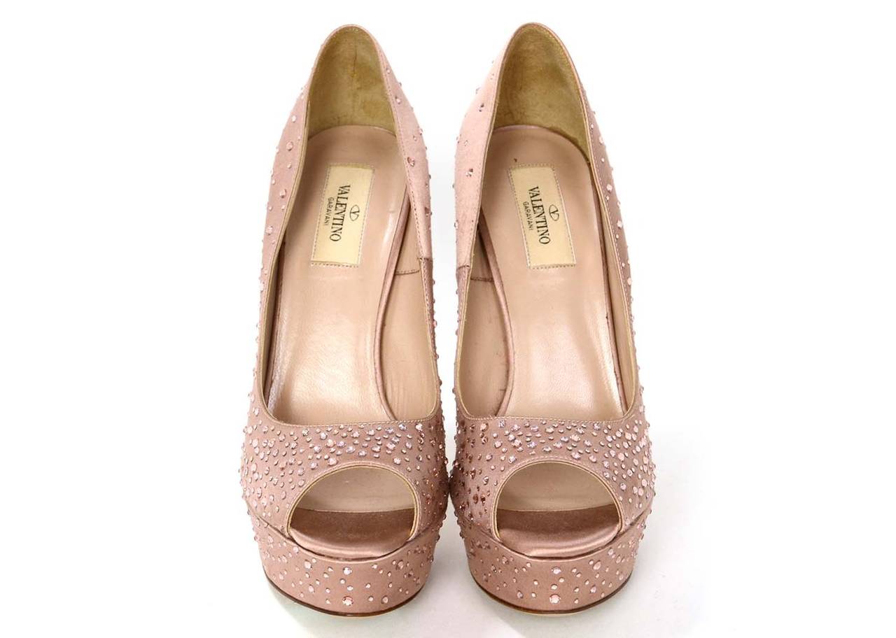 VALENTINO Champagnerfarbene Satin-Pumps mit Peep-Toe-Pumps m. Strass-Details Gr. 39