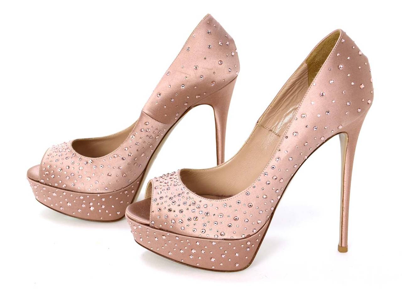 VALENTINO Champagne Satin Peep-Toe Pumps w. Rhinestone Detailing sz. 39 In Excellent Condition In New York, NY