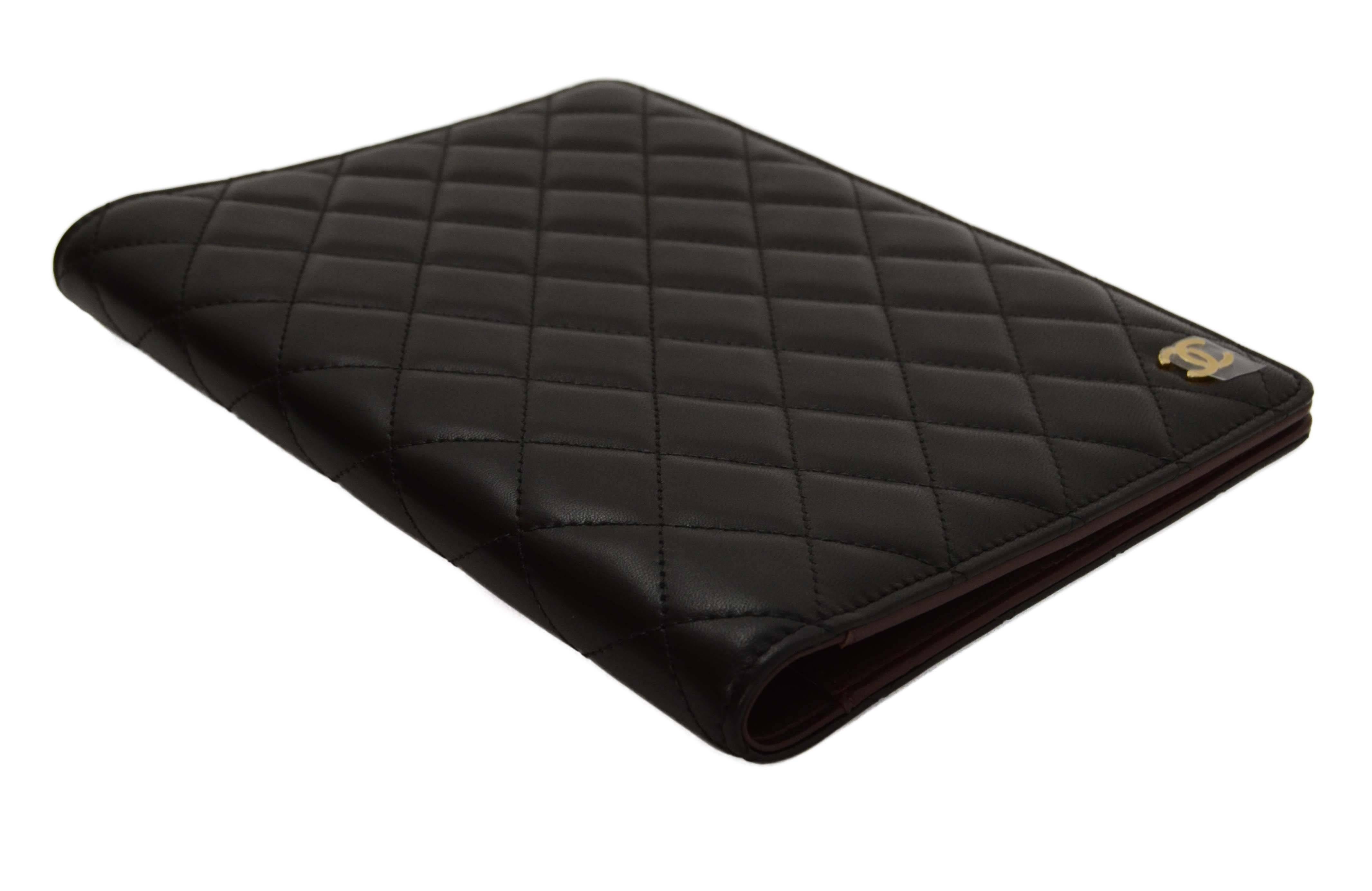 Chanel ’15 Black Quilted Lambskin Agenda Cover
Features small goldtone CC on front bottom corner
Made In: Italy
Year of Production: 2015
Color: Black
Hardware: Goldtone
Materials: Leather
Lining: Burgundy leather
Closure/Opening: Folds