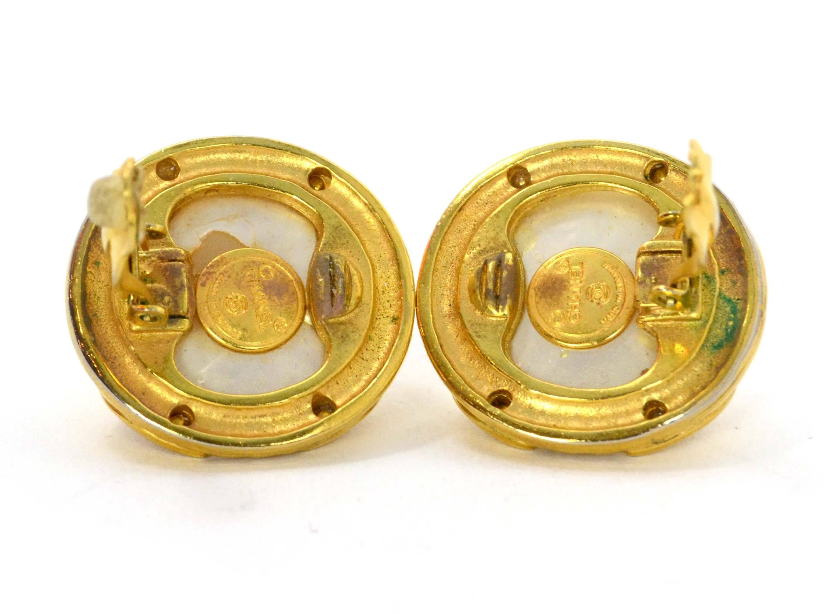 Chanel Vintage '70s Pearl & Gold Clip On Earrings In Excellent Condition In New York, NY