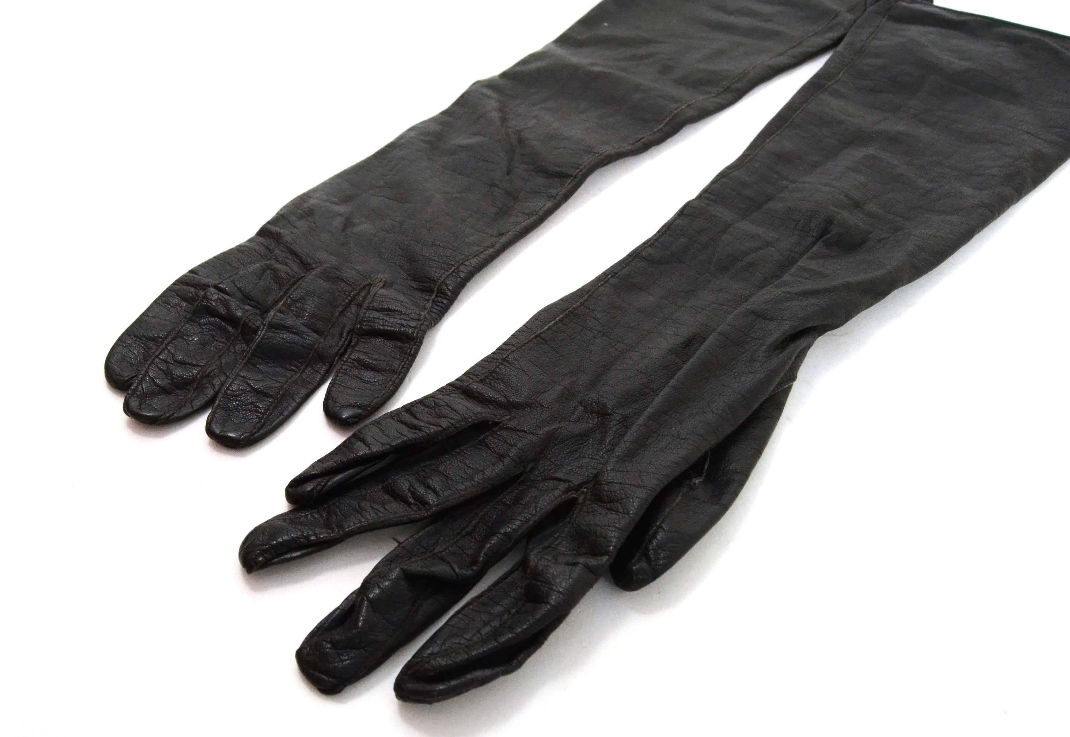 Alexander's Black Leather 3/4 Length Gloves
Made In: France
Color: Black
Materials: Leather
Closure/Opening: Pull on
Overall Condition: Excellent vintage, pre-owned condition with the exception of some natural wear throughout exterior
Marked