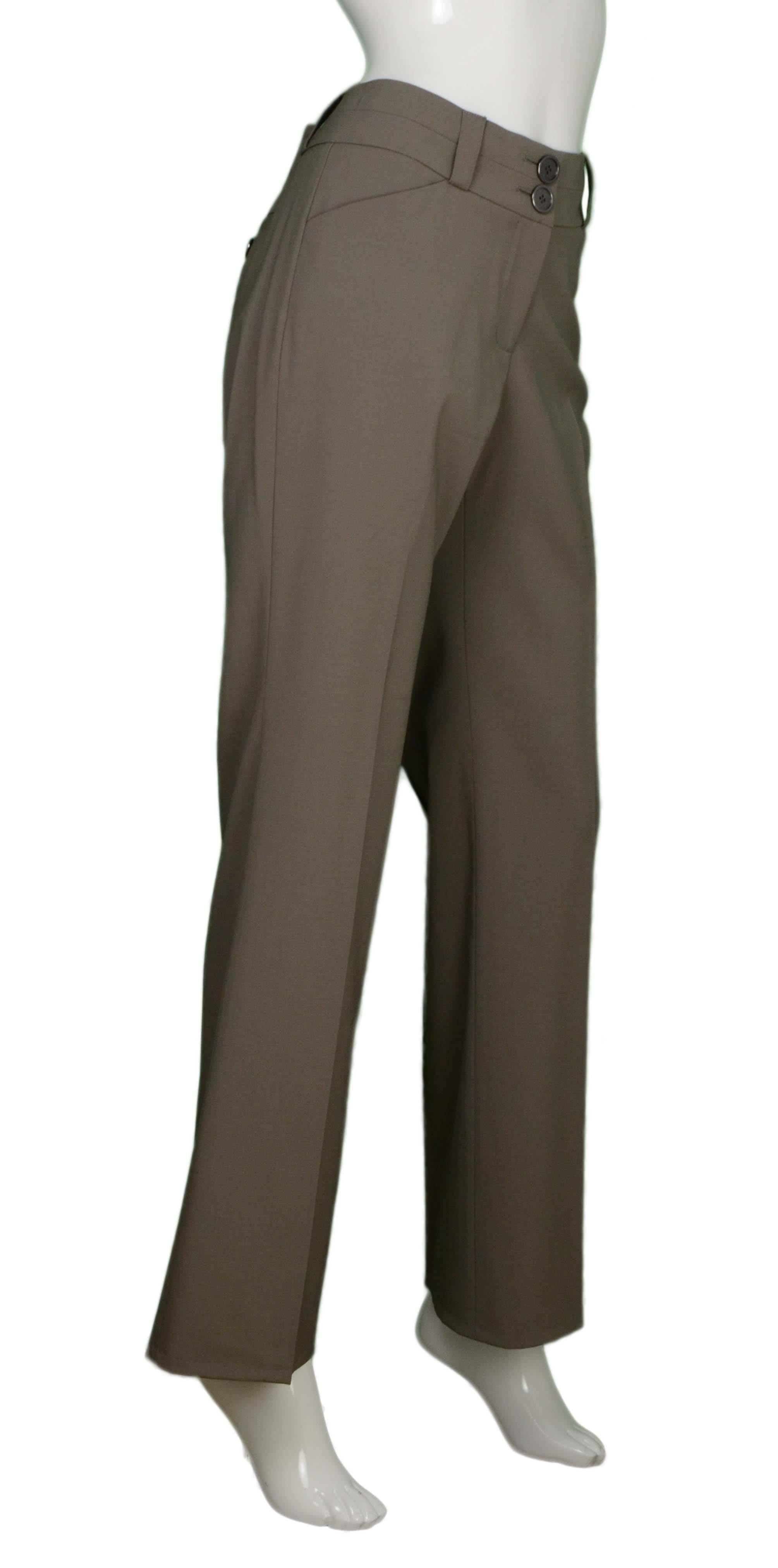 Burberry Grey Wool Wide Leg Slacks sz. 6

    Made In: Turkey

    Color: Grey

    Materials: 97% Wool, 3% Elastane

    Lining: Unlined

    Closure/Opening: Zipper and two buttons

    Exterior Pockets: Two front pockets: one at each