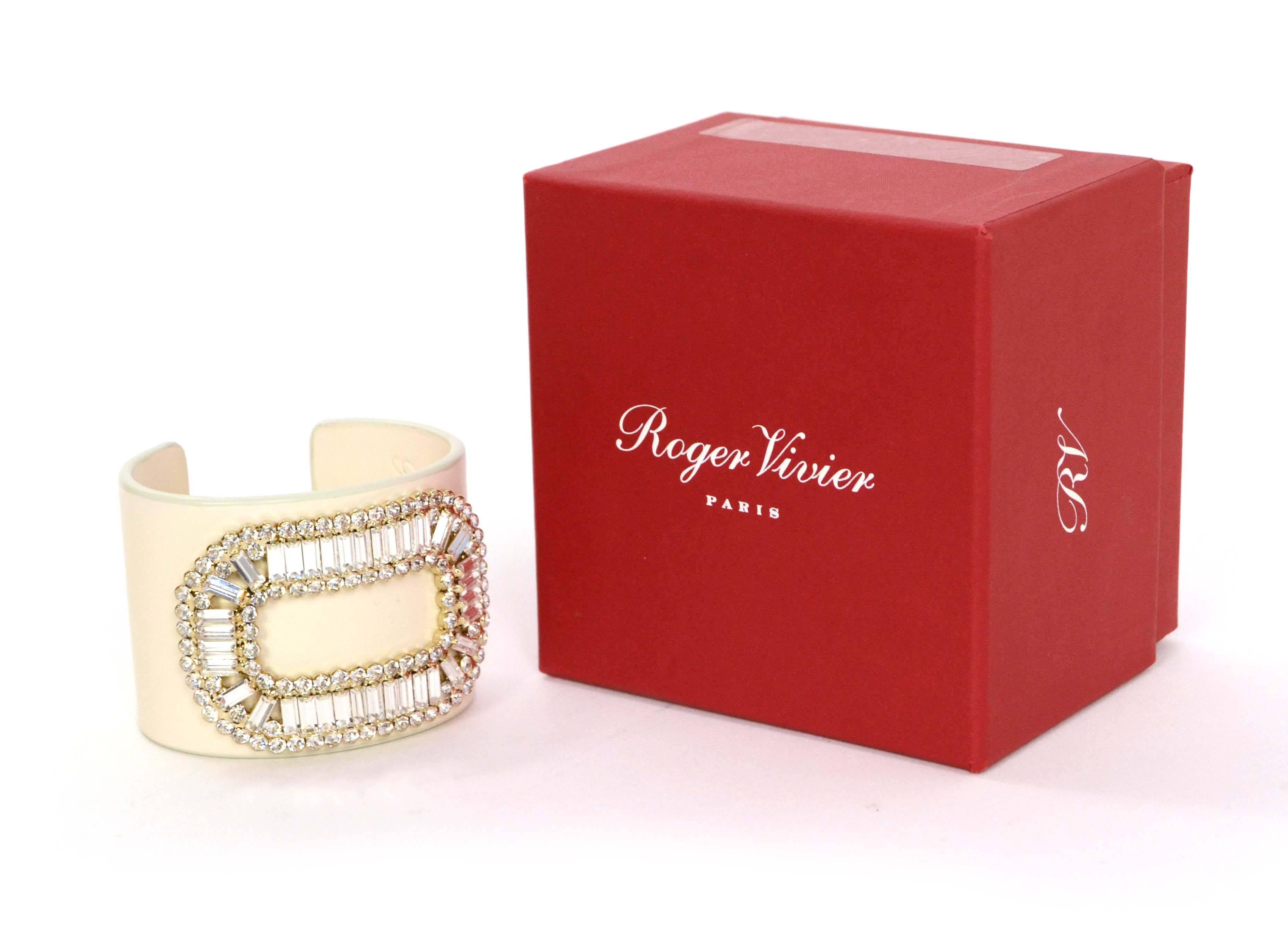 Roger Vivier - Manchette pèlerin en cuir ivoire et cristal 1