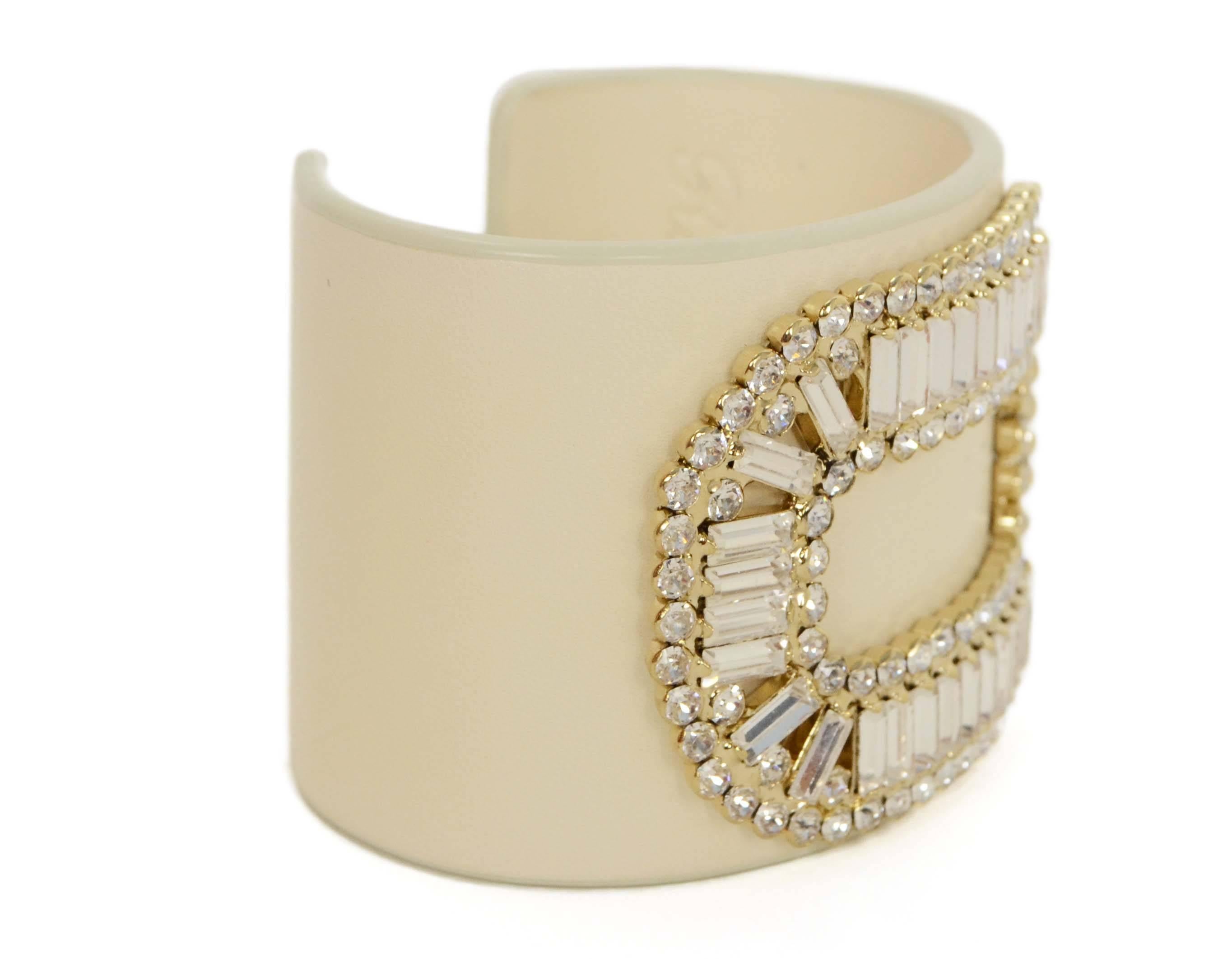 Roger Vivier - Manchette pèlerin en cuir ivoire et cristal
Fabriqué en : Italie
Couleur : ivoire et argenté
Matières : Cristal et cuir
Fermeture : Aucune
Timbre : Roger Vivier Paris Made in Italy Cuir véritable
Prix de détail : 695 $ +