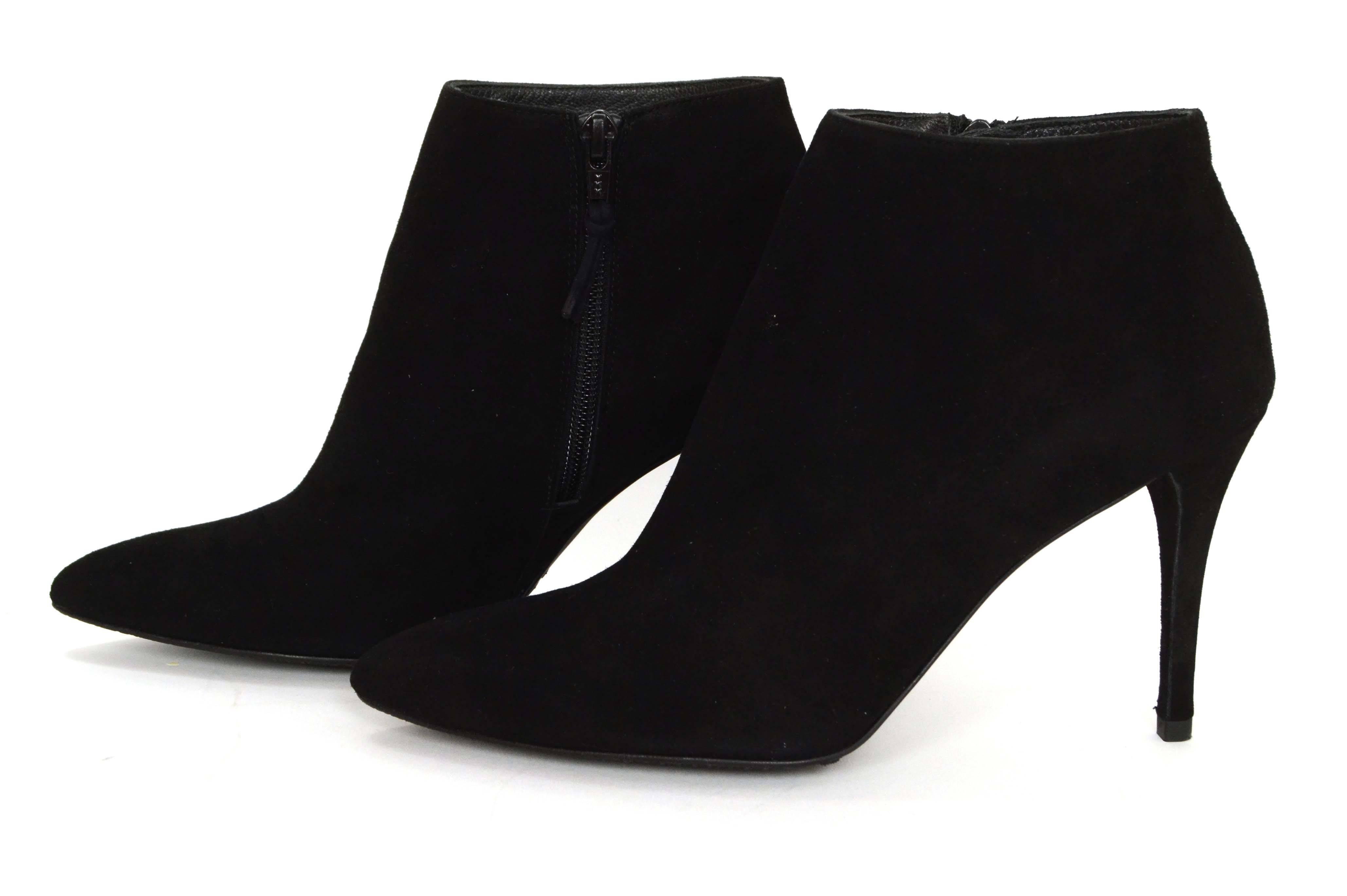 Stuart Weitzman Black Suede Carltone Booties
Made In: Spain
Color: Black
Materials: Suede
Closure/Opening: Inside ankle zip up
Sole Stamp: Stuart Weitzman Made in Spain
Overall Condition: Excellent pre-owned condition
Includes: Stuart