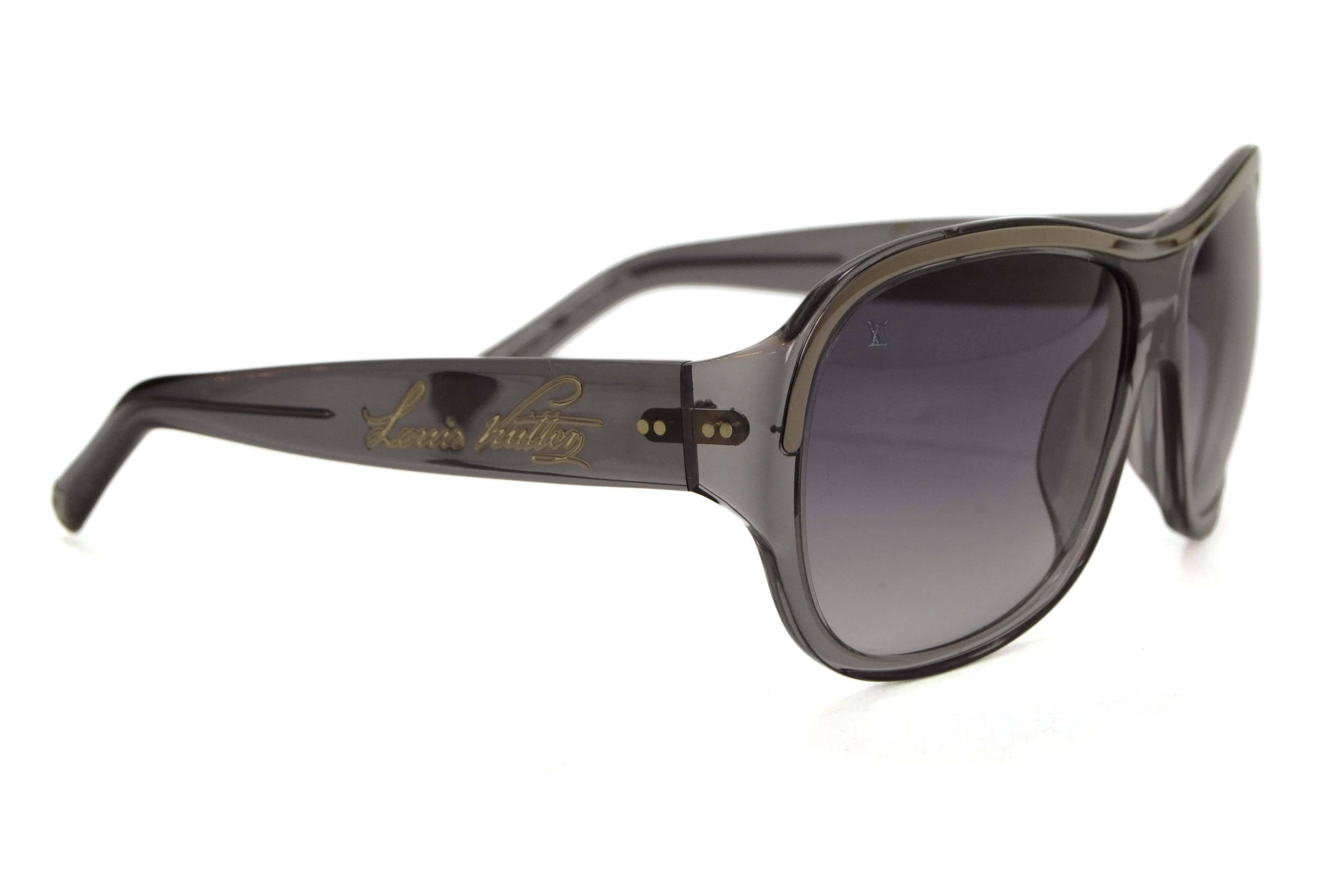 Louis Vuitton Grey Aviator Sunglasses 
Features 