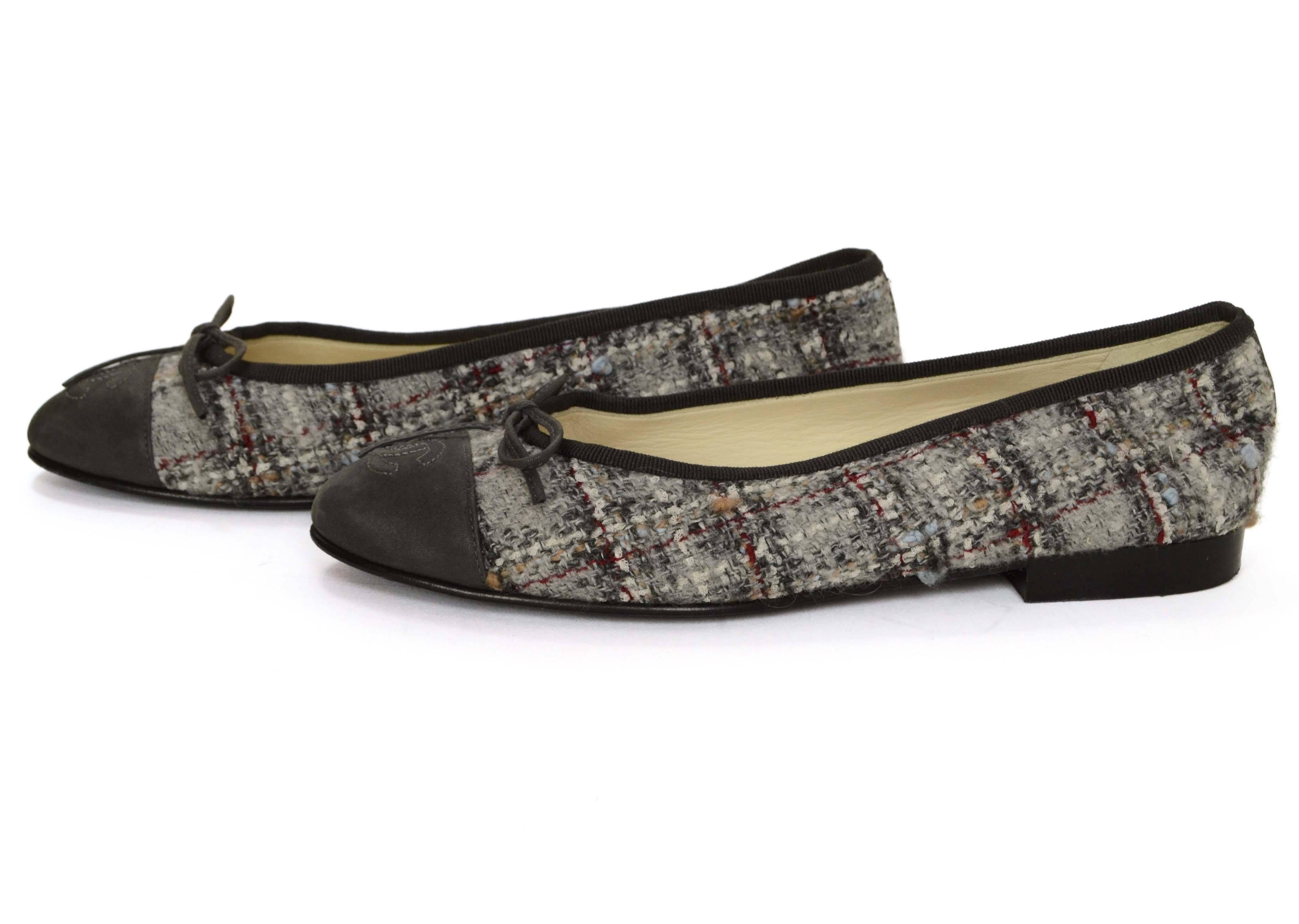 Chanel Light Grey Tweed Ballet Flats sz 36.5 In Excellent Condition In New York, NY