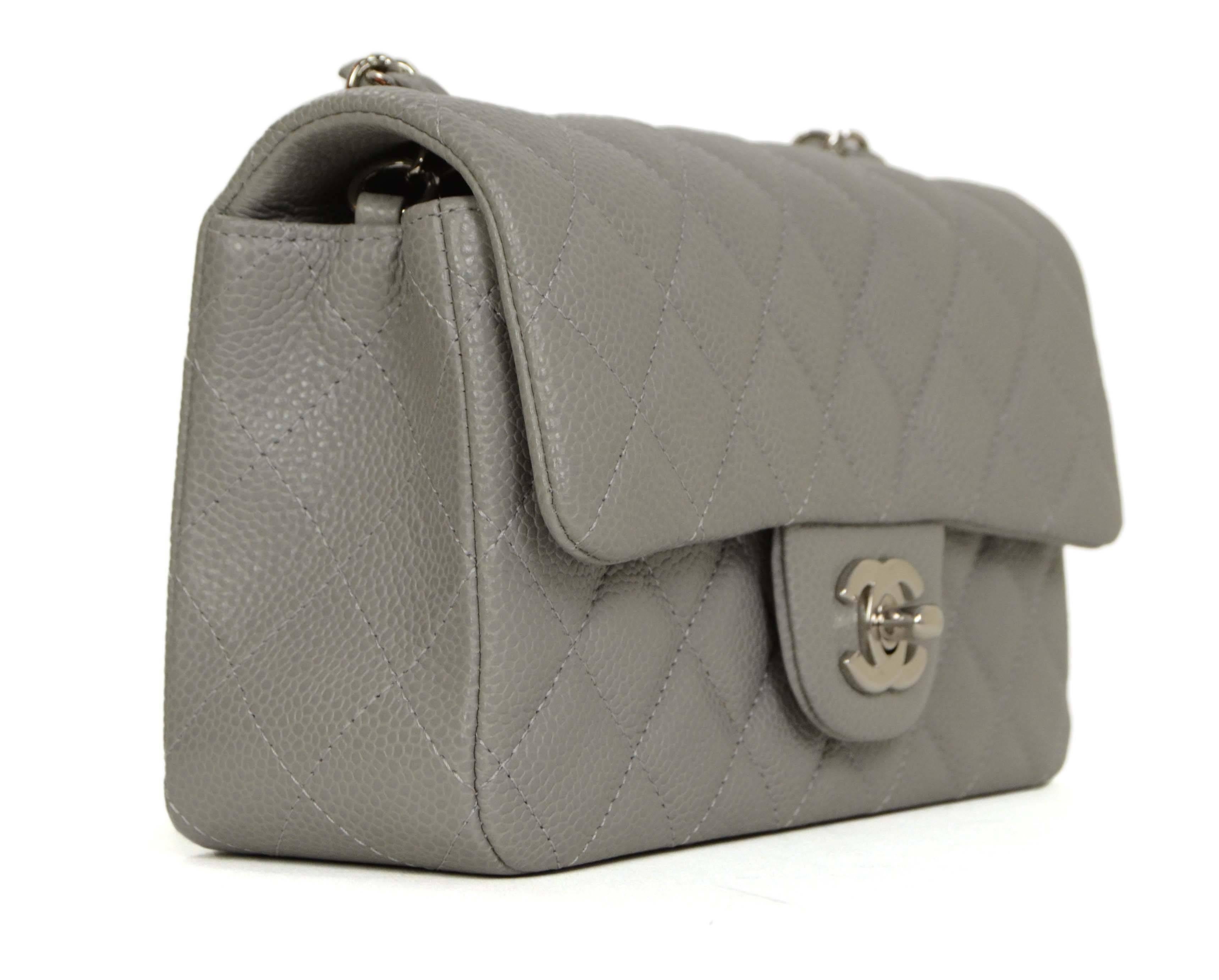 Features leather laced chain and CC twist lock

-Made In: France
-Year Of Production: 2014
-Color: Light grey
-Hardware: Silvertone
-Materials: Caviar leather
-Lining: Grey leather
-Closure/Opening: Flap top with CC twist lock